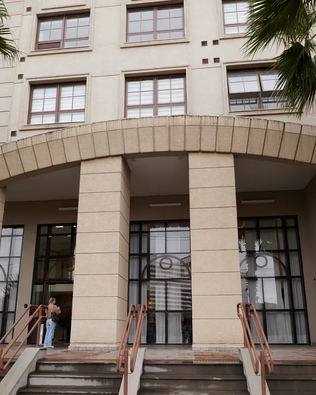 Fachada do prédio do estúdio, no Cristo Rei, com colunas, arco e escadaria de entrada
